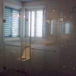 מקלחון זכוכית עם מחיצת הפרדה לחדר שירותים