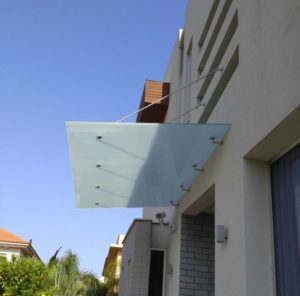 גגון זכוכית מחוסמת