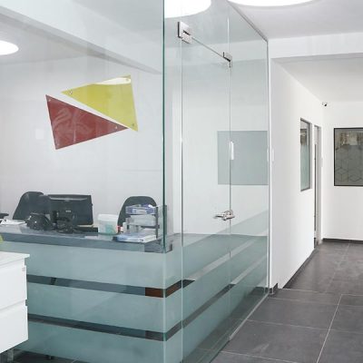 ויטרינה זכוכית 10 מ"מ מחוסמת עם דלת נפתחת